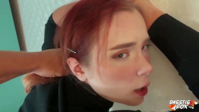 Adam sikilmiş ağız və pussy itaətkar qırmızı saçlı cılız və döşlər üzərində cum